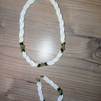 Коралловый браслет и бусы