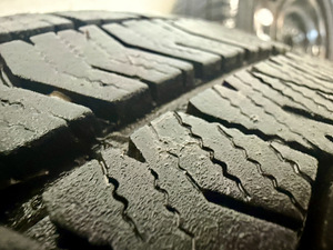 Bridgestone Blizzak 205/55R16 M+S 6-7мм.(Toyota Avensis T25) (7 фото из 9)