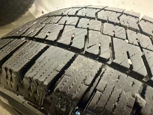 Bridgestone Blizzak 205/55R16 M+S 6-7мм.(Toyota Avensis T25) (8 фото из 9)