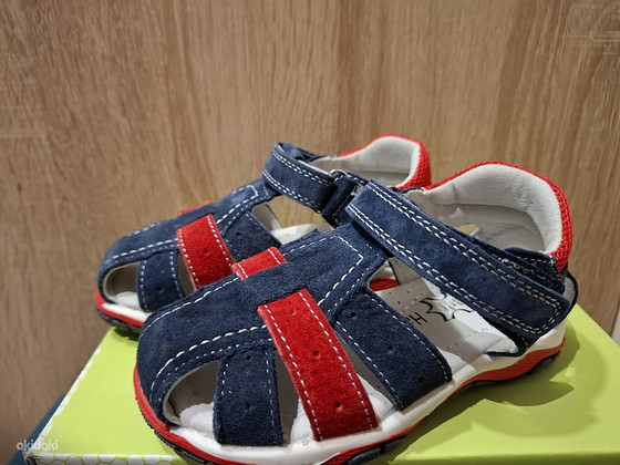 Новые Детские кожанные босоножки