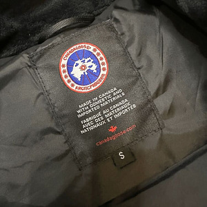 Жилет Canada Goose / размер: S (3 фото из 3)