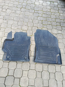 Kummimatid (komplekt) Toyota Corolla sedaanile (1 foto / 3)