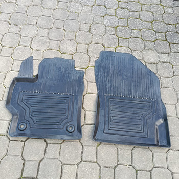 Kummimatid (komplekt) Toyota Corolla sedaanile