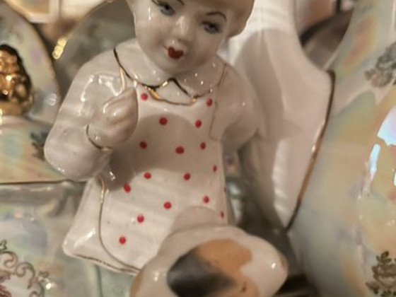 Portselanfiguur „Tüdruk koerakesega“ („Proovi ära võtta!“).