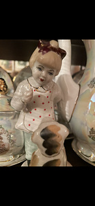 Portselanfiguur „Tüdruk koerakesega“ („Proovi ära võtta!“). (1 foto / 4)