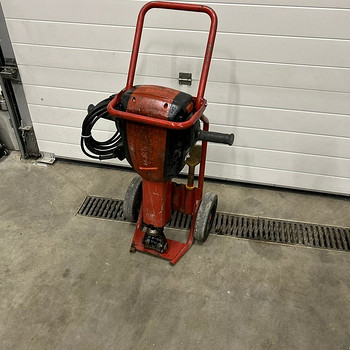 Hilti TE-3000 AVR maakiil piik käruga 30kg