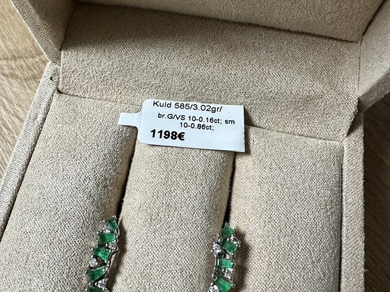Valgest kullast smaragdidega kõrvarõngad