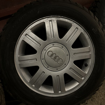 Комплект колес Audi с шипованной резиной
