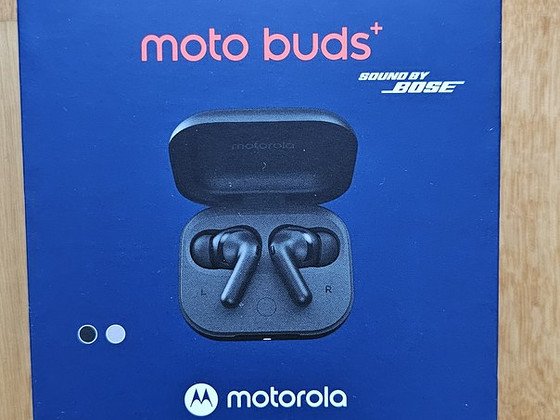 Наушники Motorola Moto Buds+.