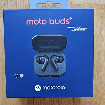 Наушники Motorola Moto Buds+.