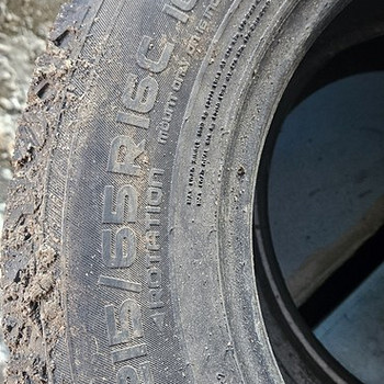Продаются шипованные шины 215/65/16c