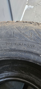 Продаются шипованные шины 215/65/16c (3 фото из 4)