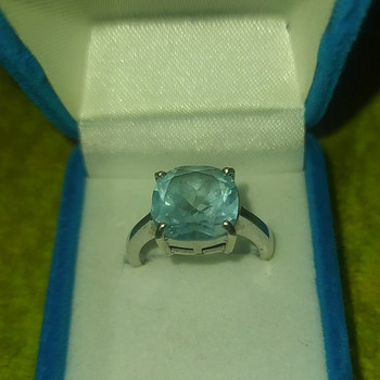 Продам серебряное кольцо с топазом