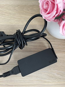 Малоиспользованный оригинальный зарядное устройство Lenovo 65W с кабелем Type C (2 фото из 3)