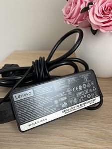 Малоиспользованный оригинальный зарядное устройство Lenovo 65W с кабелем Type C (3 фото из 3)