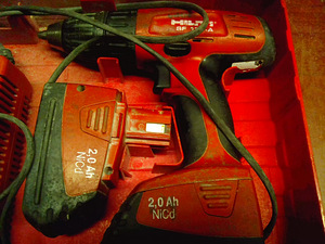 Аккумуляторная дрель Hilti (3 фото из 3)