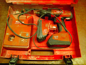 Аккумуляторная дрель Hilti (2 фото из 3)