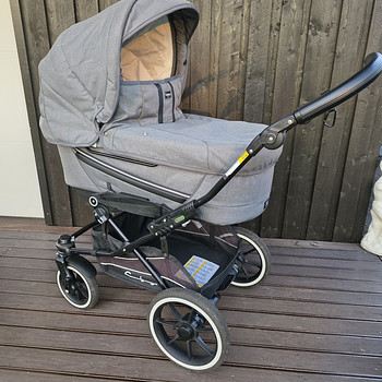 Emmaljunga Edge Duo Combi 3-in-1 Duo S black raamil