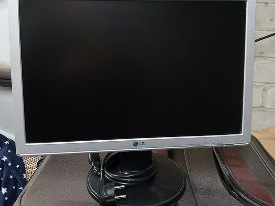 LG Flatron 19 monitor