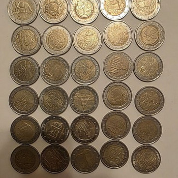 30 юбилейных монет по 2 евро