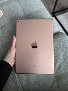 Apple iPad 8-го поколения (4 фото из 4)