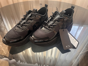 Продам новые кроссовки Armani (3 фото из 3)