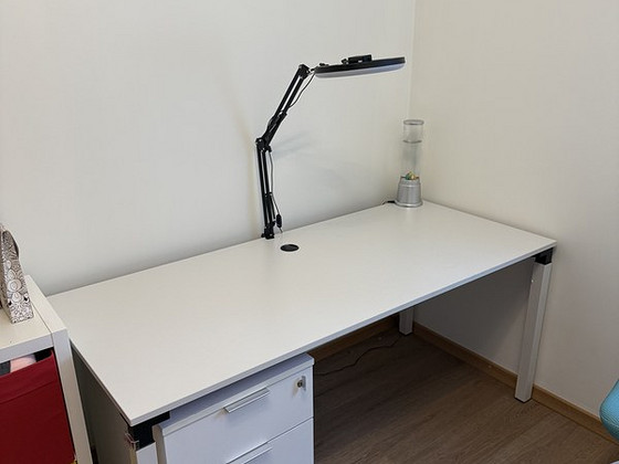 Офисный стол Steelcase с ящиком