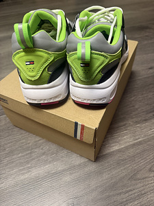 Новые кроссовки Tommy Hilfiger в магазине 139.90 размер 41 (4 фото из 4)