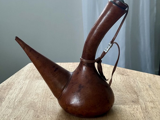 Nahast ümbrisega karahvin
