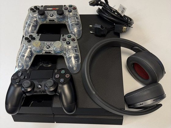 PlayStation 4 (500GB)