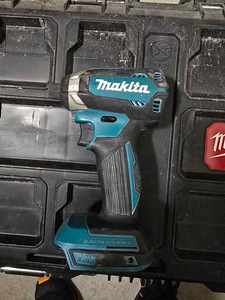 Аккумуляторная ударная отвертка Makita DTD153 (2 фото из 2)