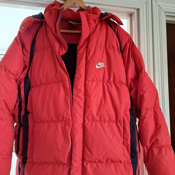 Продается мужская пуховая куртка Nike.