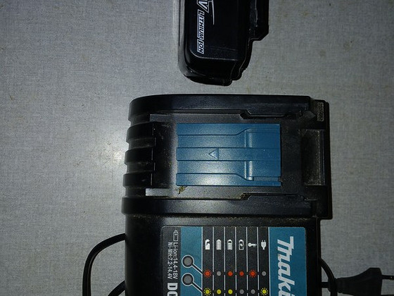 Makita laadija koos akuga