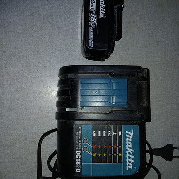 Makita laadija koos akuga
