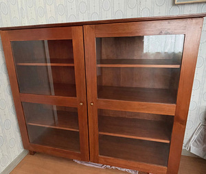 Витрина со стеклянными дверцами из дерева 140x122(h)x38 2tk (1 фото из 2)
