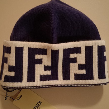 Зимняя шапка фирмы Fendi.
