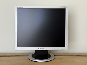 Монитор Samsung SyncMaster 910N (2 фото из 3)