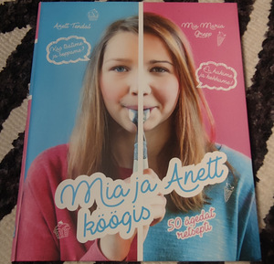 Mia ja Anett köögis (1 foto / 3)