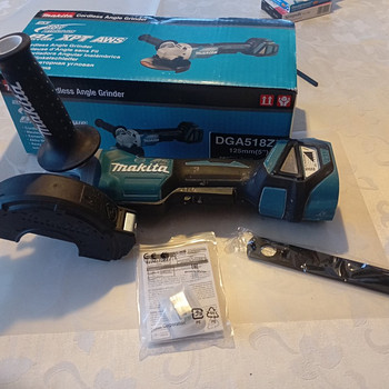 Makita DGA518ZU