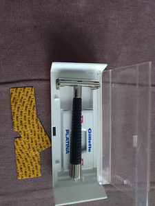 Бритва Gillette+3 лезвия новых (2 фото из 3)