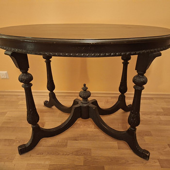Ovaalne laud