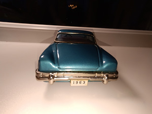 Mudel 1:25 Tin Friction PLYMOUTH VALIANT 1961 8 1/4" pikk B (5 foto / 9)