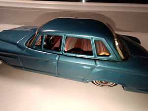 Mudel 1:25 Tin Friction PLYMOUTH VALIANT 1961 8 1/4" pikk B (7 foto / 9)