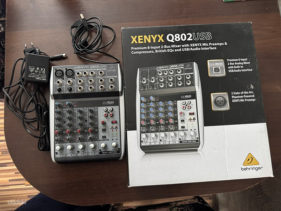 Микшер Behringer Xenyx Q802USB
