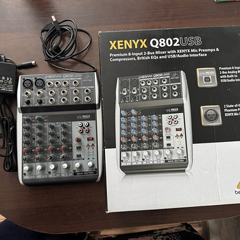 Микшер Behringer Xenyx Q802USB