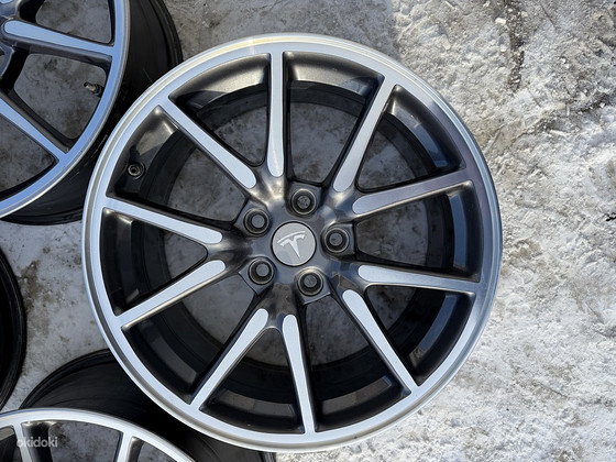 18" Tesla Model 3 originaalveljed 5x114,3 + andurid