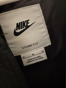 NIKE куртка (3 фото из 5)