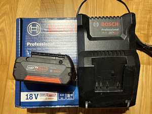Комплект зарядное устройство BOSCH Pro + аккумуля (2 фото из 5)