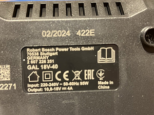 Комплект зарядное устройство BOSCH Pro + аккумуля (5 фото из 5)