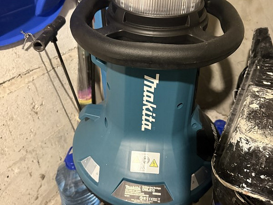 Продается светильник MAKITA DML810